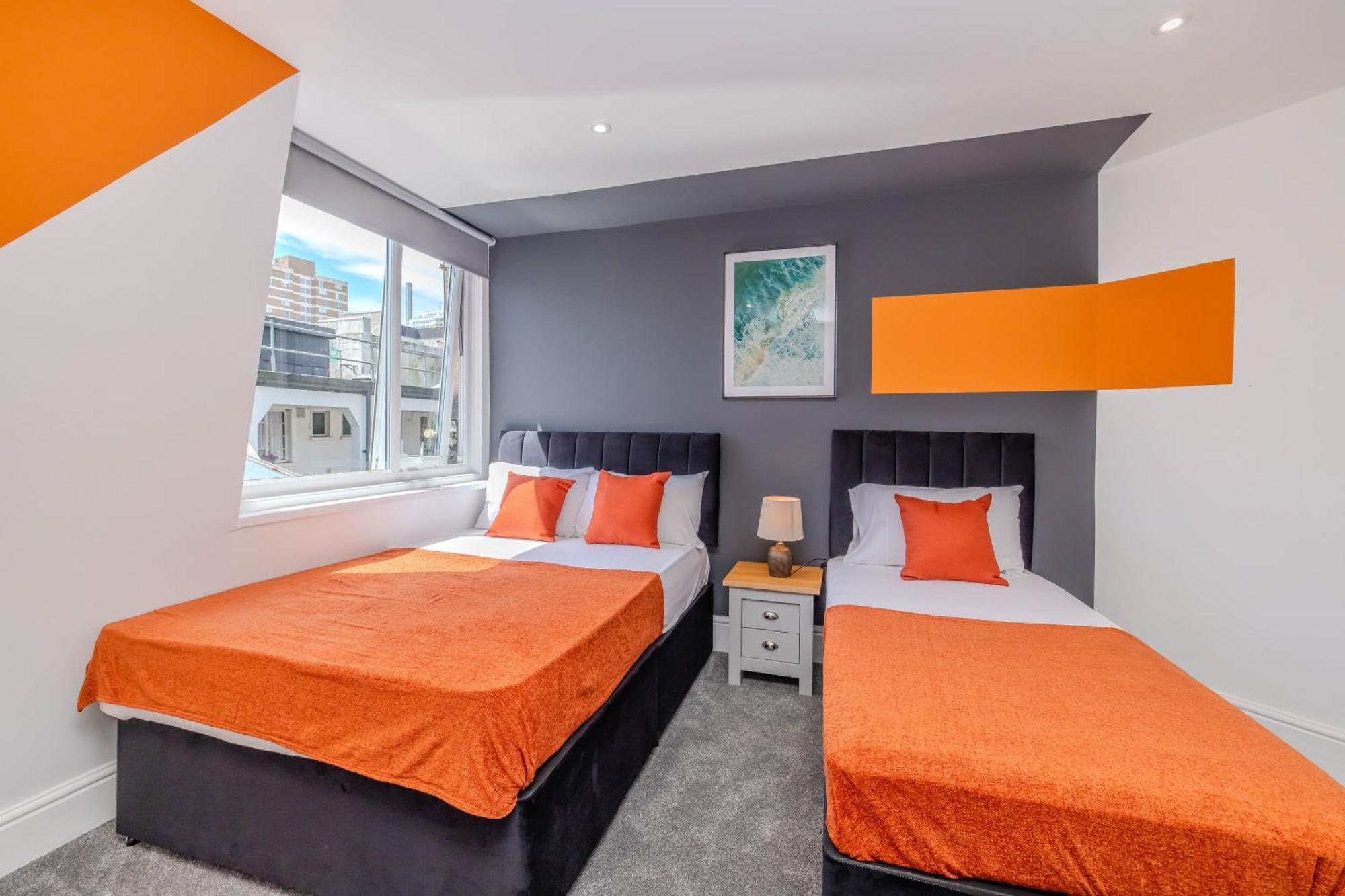 Amazing 3 Bedroom Flat I Next To & Shopping Center * Brighton