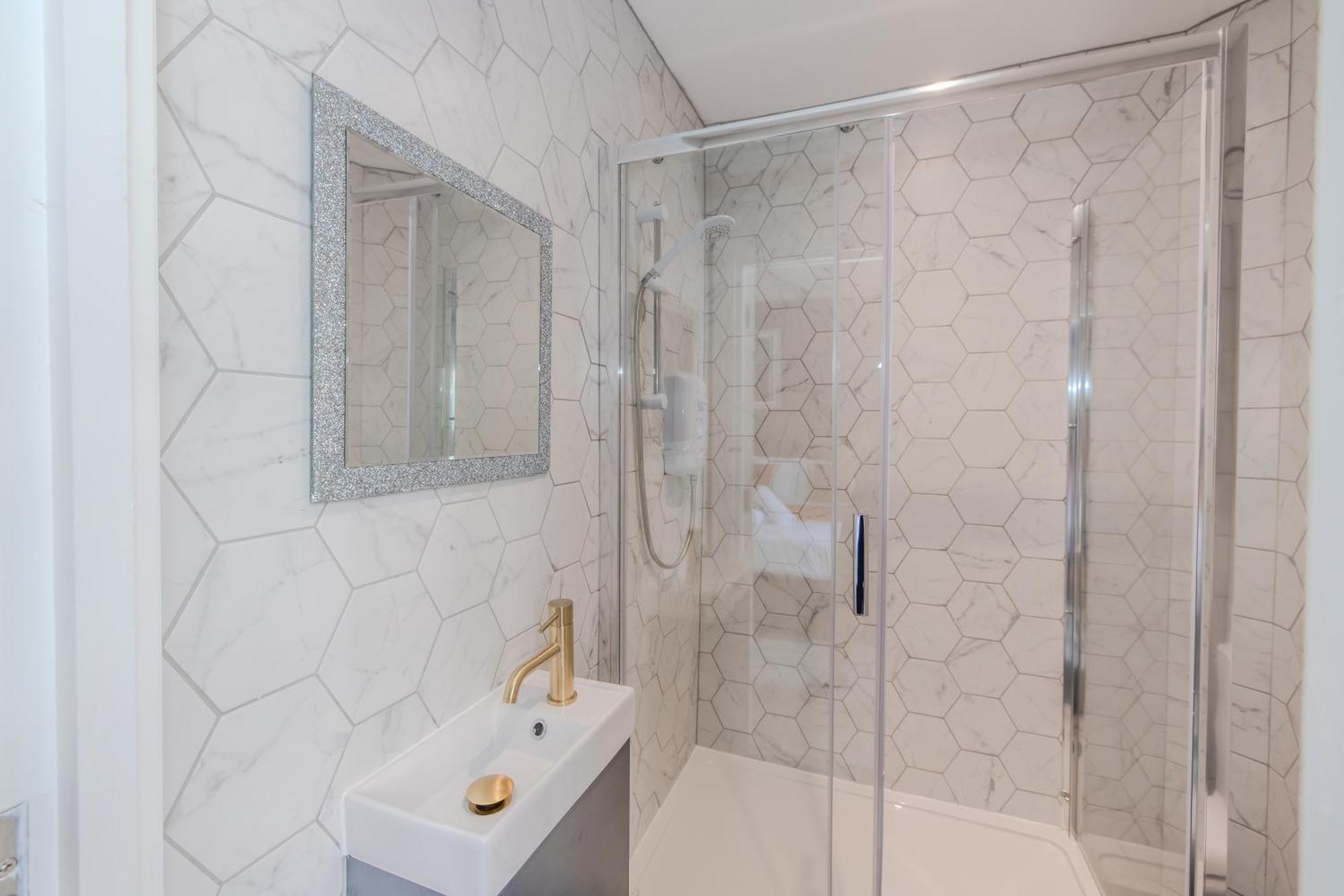 Appartement Amazing 3 Bedroom Flat I Next To & Shopping Center *