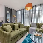 Amazing 3 Bedroom Flat I Next To Brighton Beach & Shopping Center