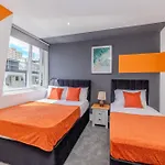 Amazing 3 Bedroom Flat I Next To Brighton Beach & Shopping Center