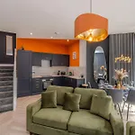 Amazing 3 Bedroom Flat I Next To Brighton Beach & Shopping Center