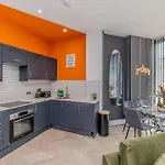 Amazing 3 Bedroom Flat I Next To Brighton Beach & Shopping Center