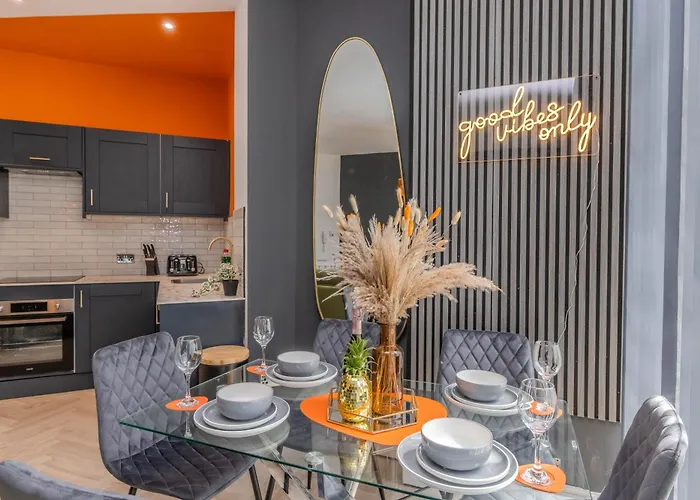 Amazing 3 Bedroom Flat I Next To Brighton Beach & Shopping Center