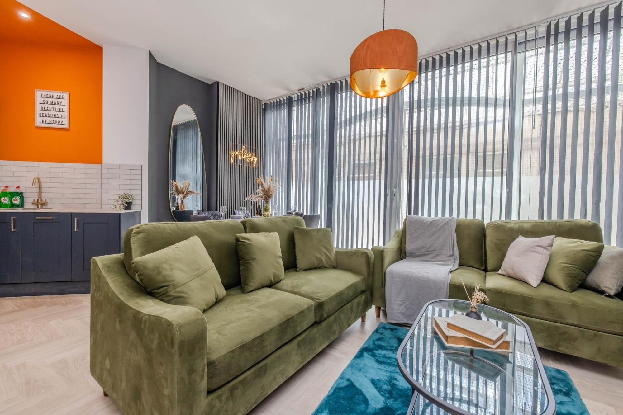 Amazing 3 Bedroom Flat I Next To & Shopping Center
