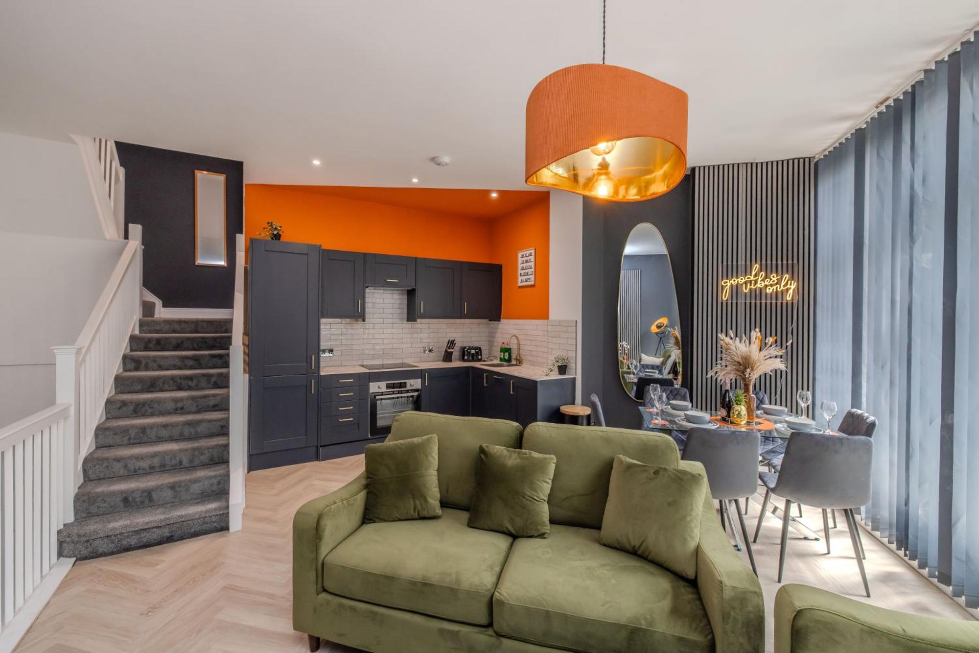 Amazing 3 Bedroom Flat I Next To & Shopping Center Apartment