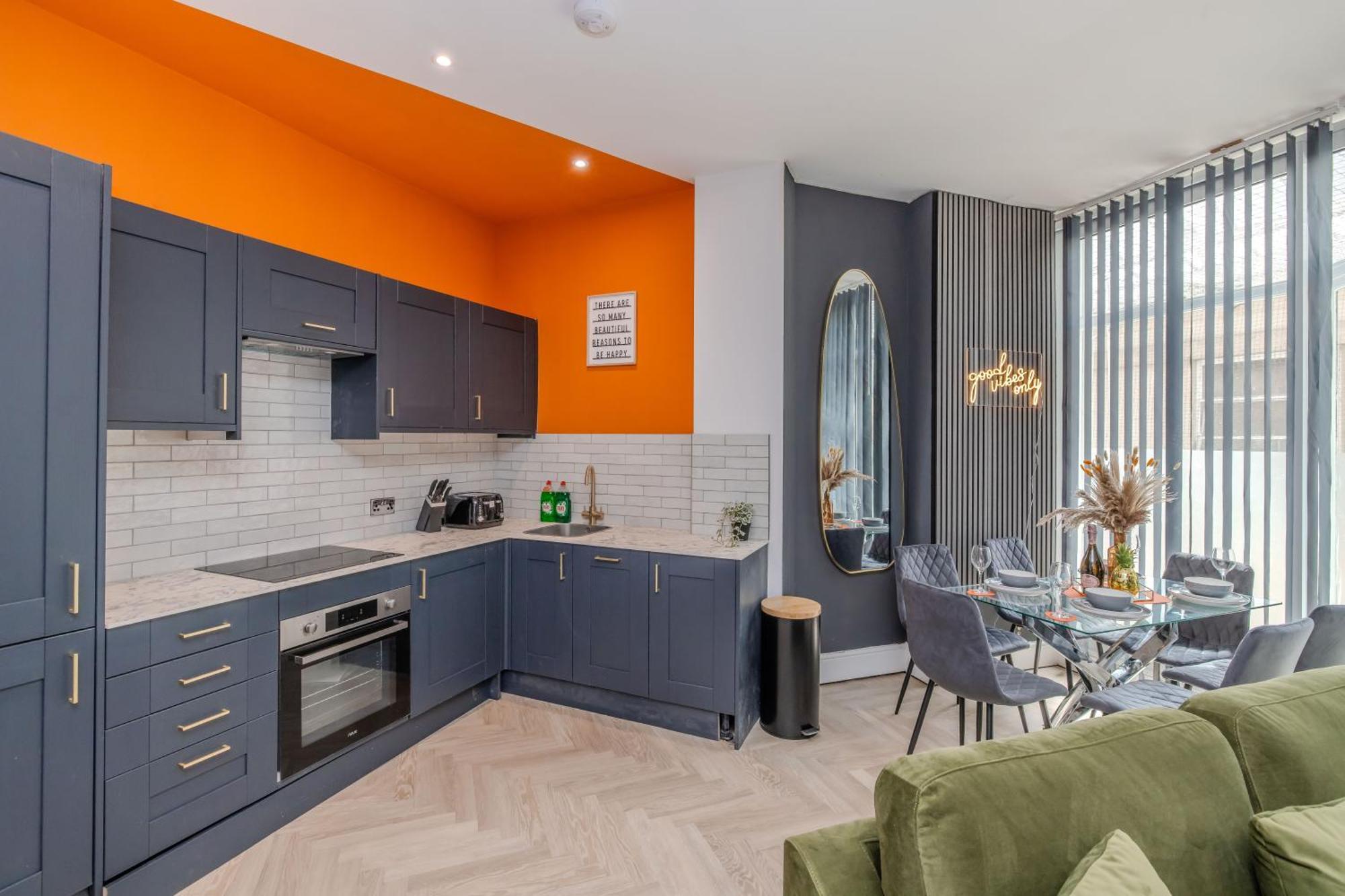Apartment Amazing 3 Bedroom Flat I Next To & Shopping Center *