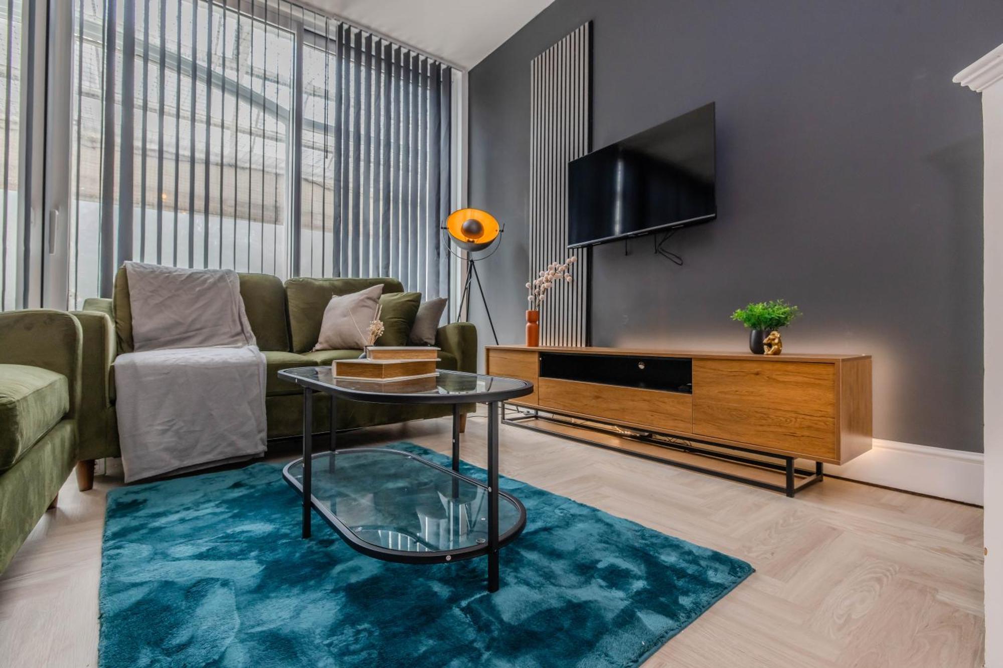 Amazing 3 Bedroom Flat I Next To & Shopping Center * Brighton