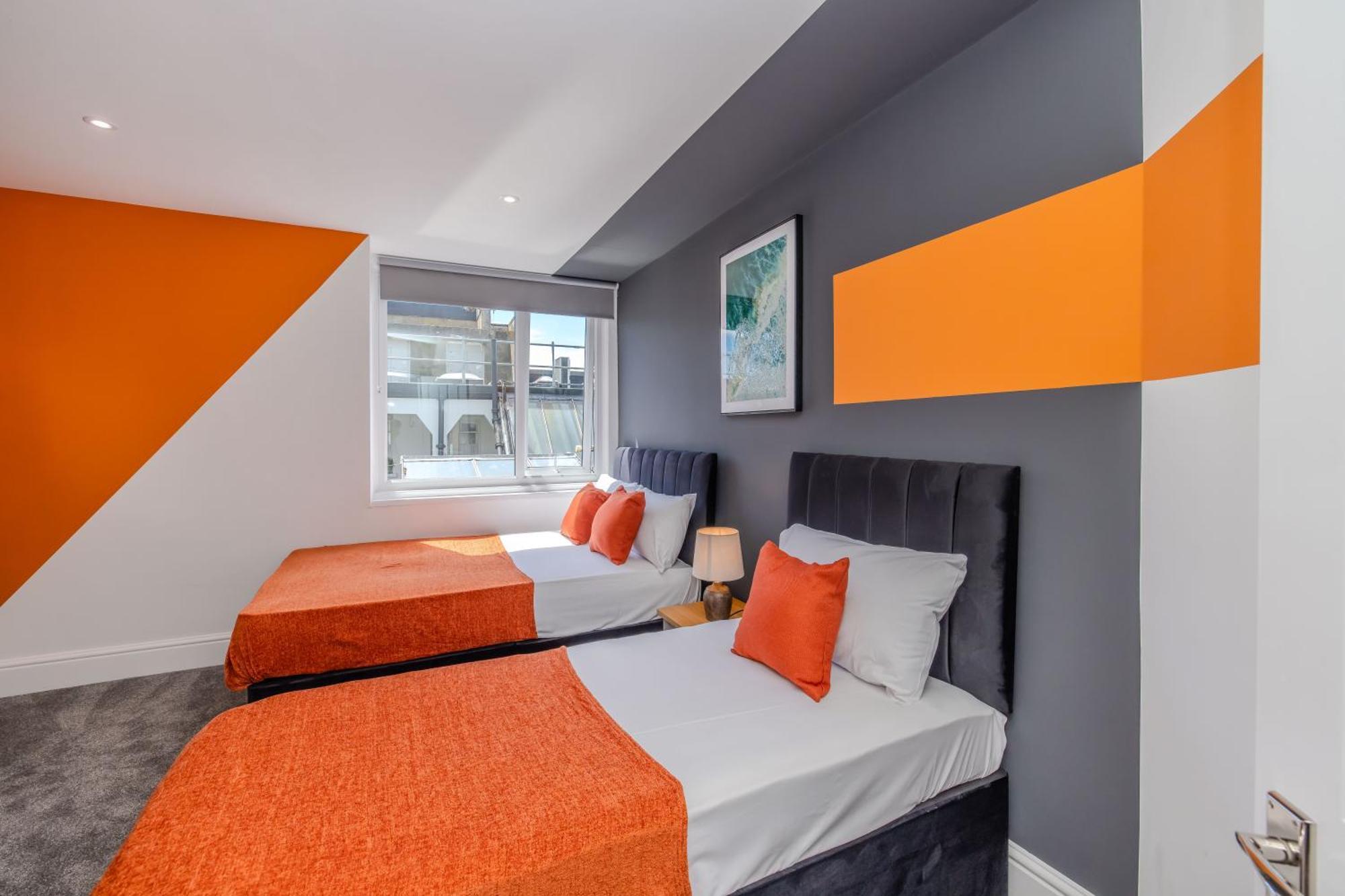 Apartment Amazing 3 Bedroom Flat I Next To & Shopping Center *