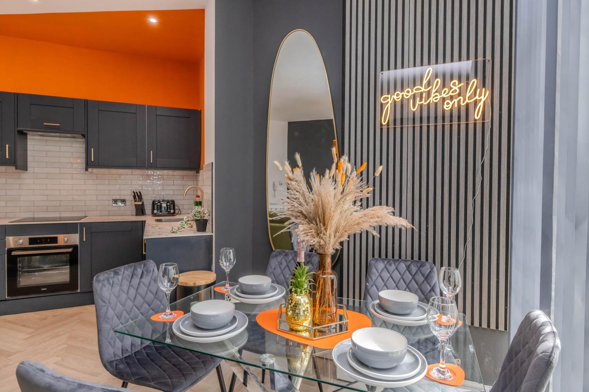Apartment Amazing 3 Bedroom Flat I Next To & Shopping Center *