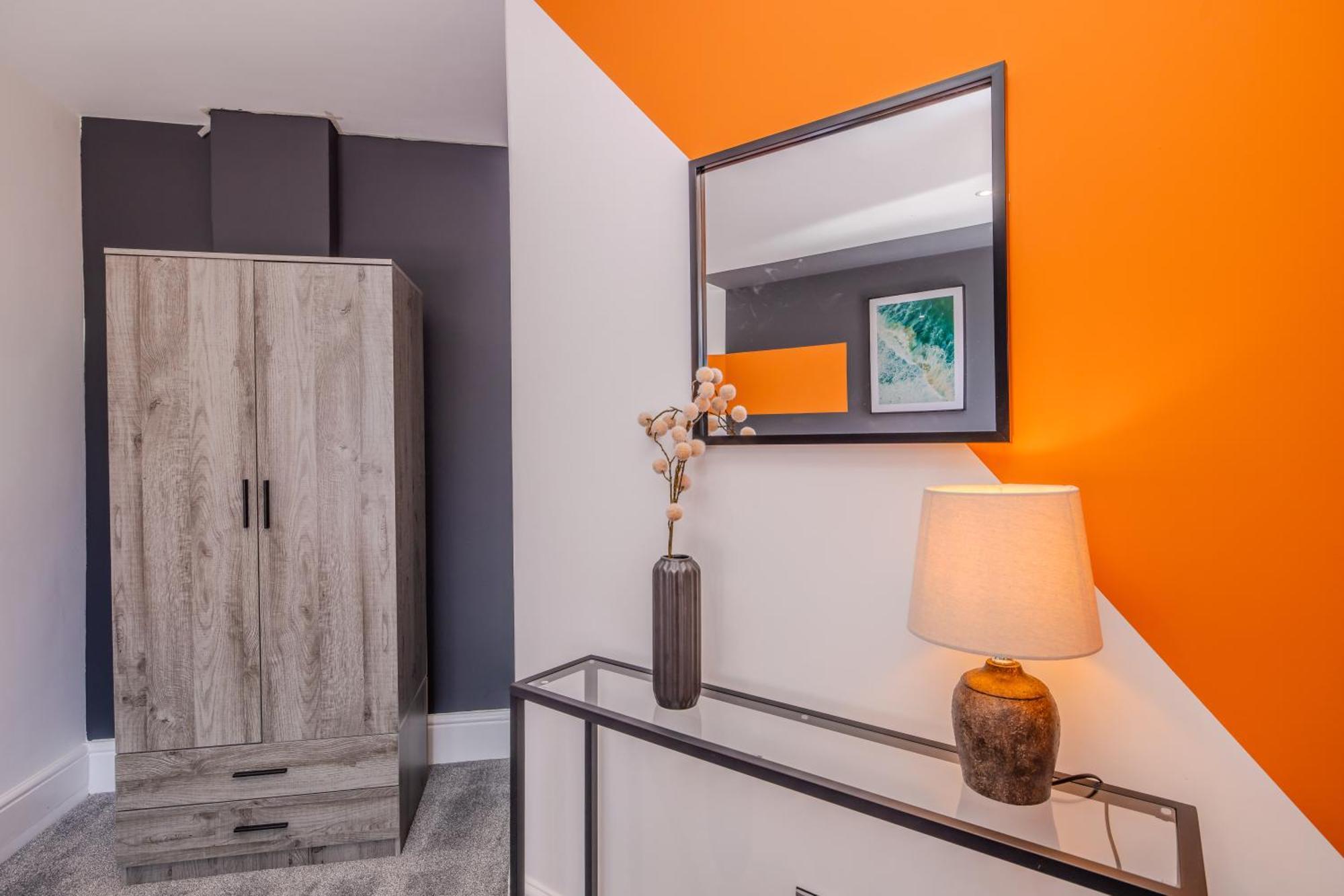 Amazing 3 Bedroom Flat I Next To & Shopping Center Apartment