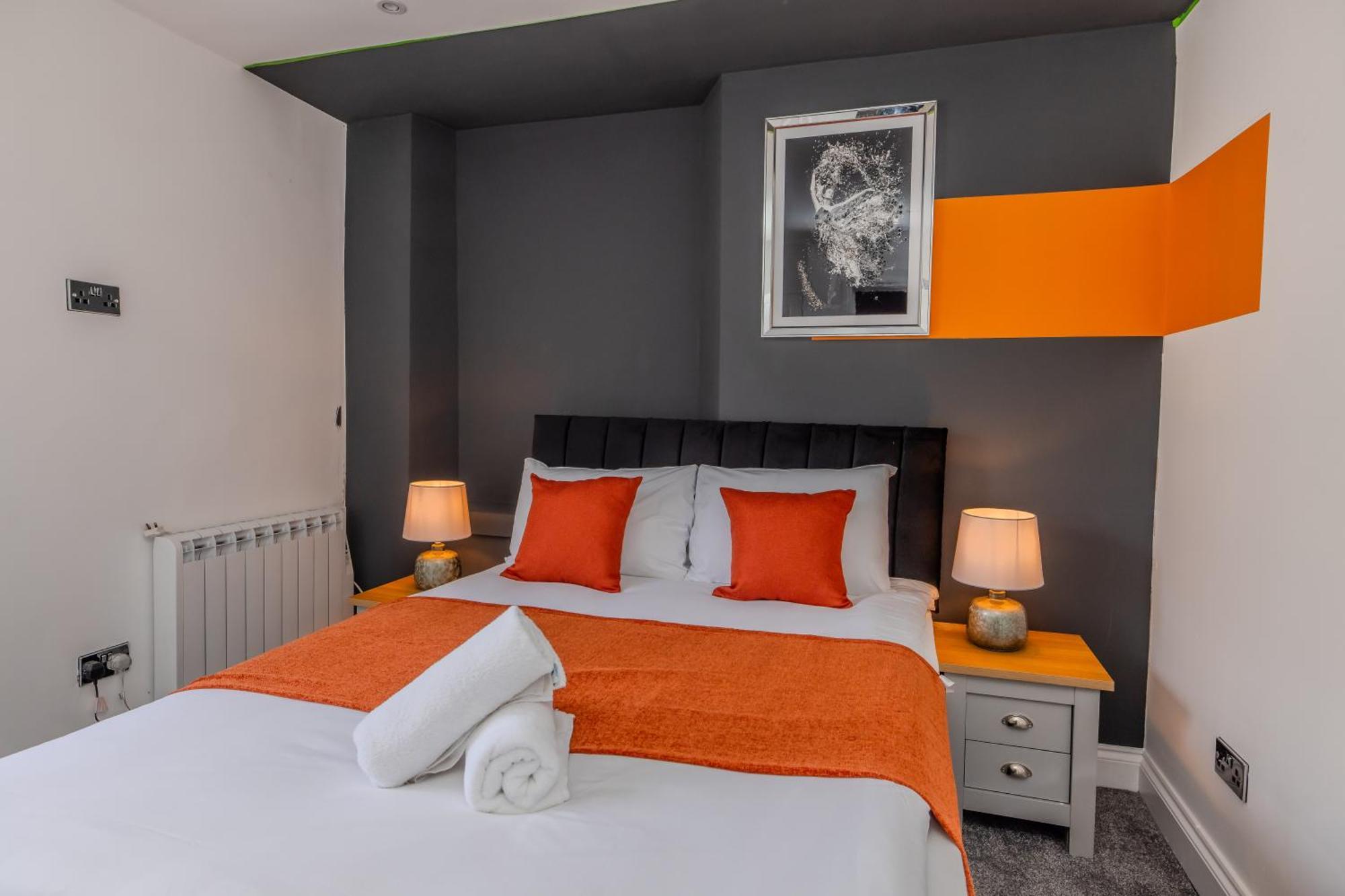 Amazing 3 Bedroom Flat I Next To & Shopping Center Apartment