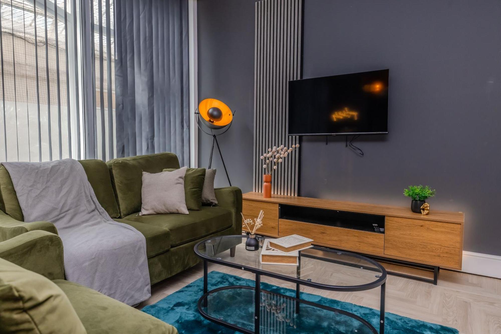 Amazing 3 Bedroom Flat I Next To & Shopping Center Apartment *