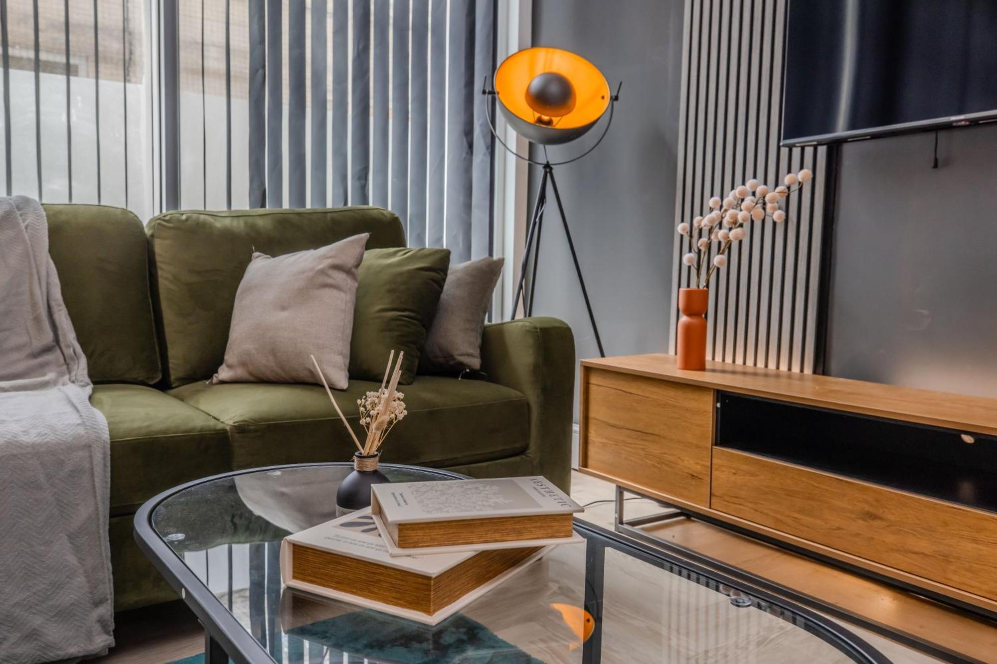 Apartment Amazing 3 Bedroom Flat I Next To & Shopping Center *