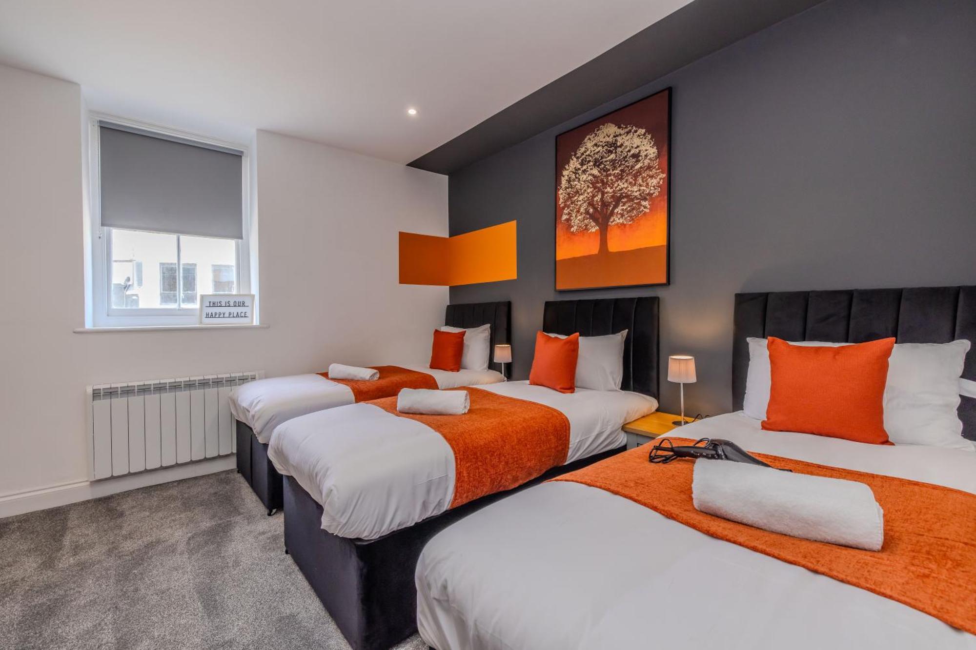 Amazing 3 Bedroom Flat I Next To & Shopping Center *