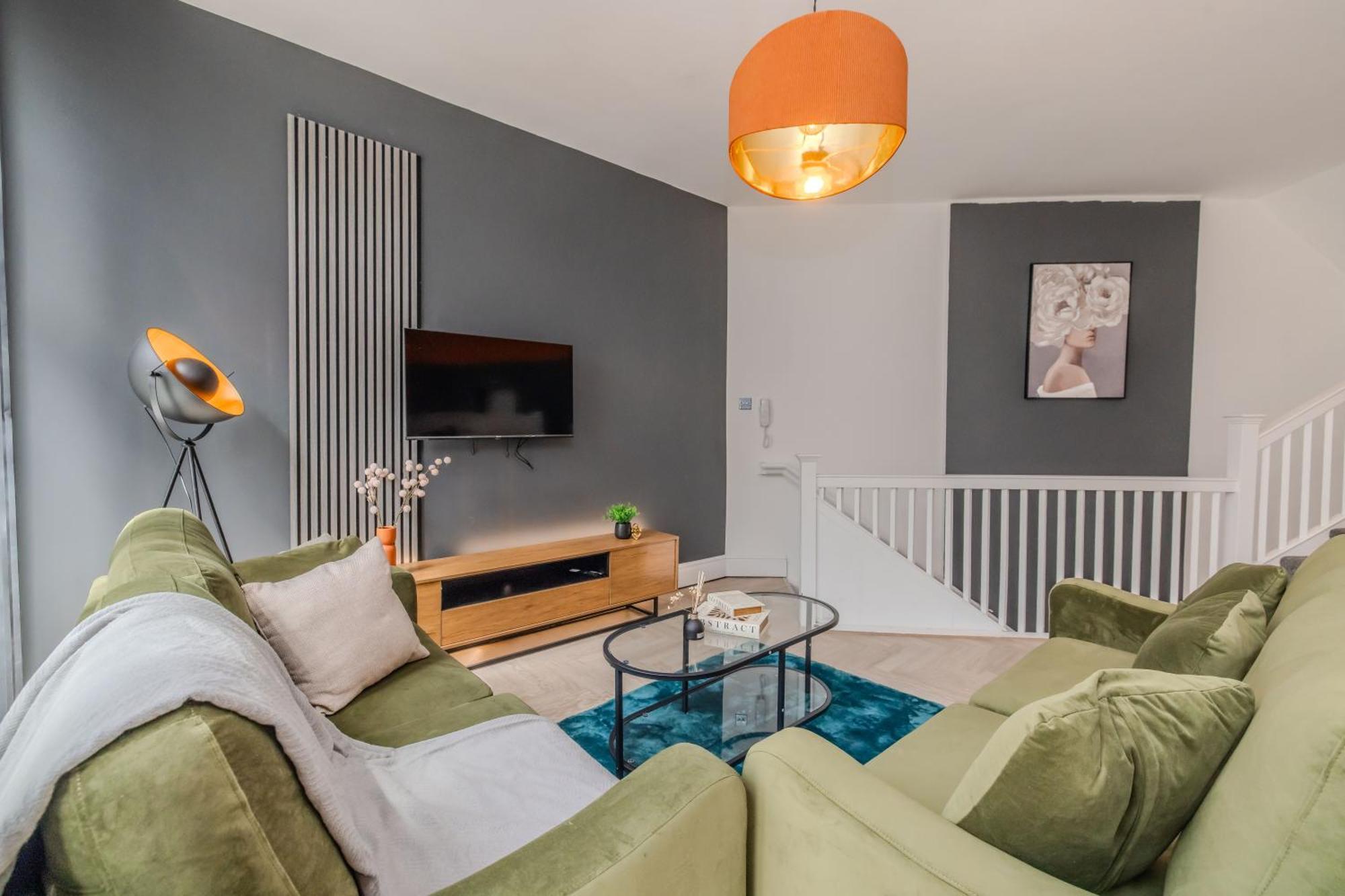 Amazing 3 Bedroom Flat I Next To & Shopping Center Apartment Brighton