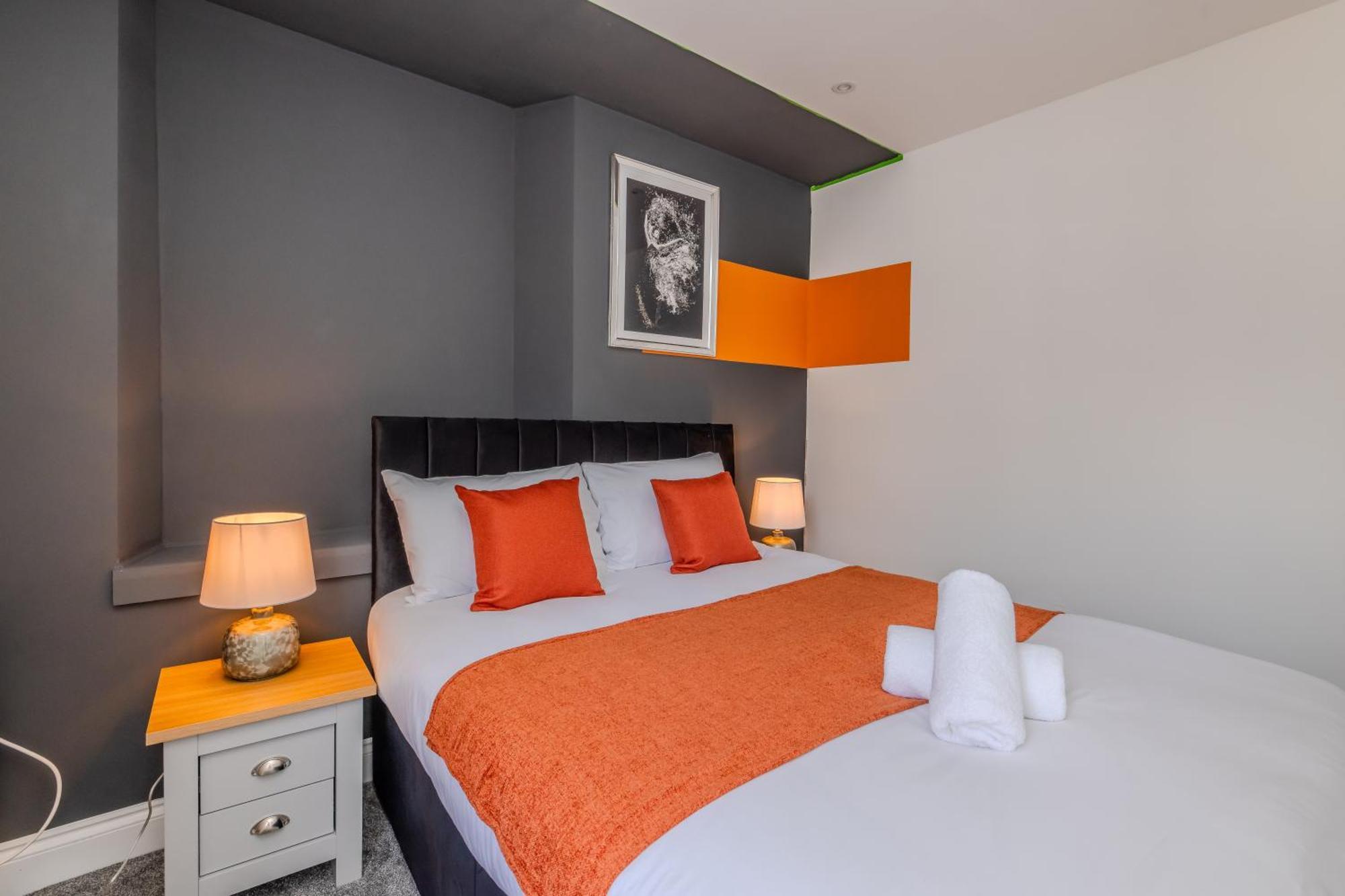 Amazing 3 Bedroom Flat I Next To & Shopping Center