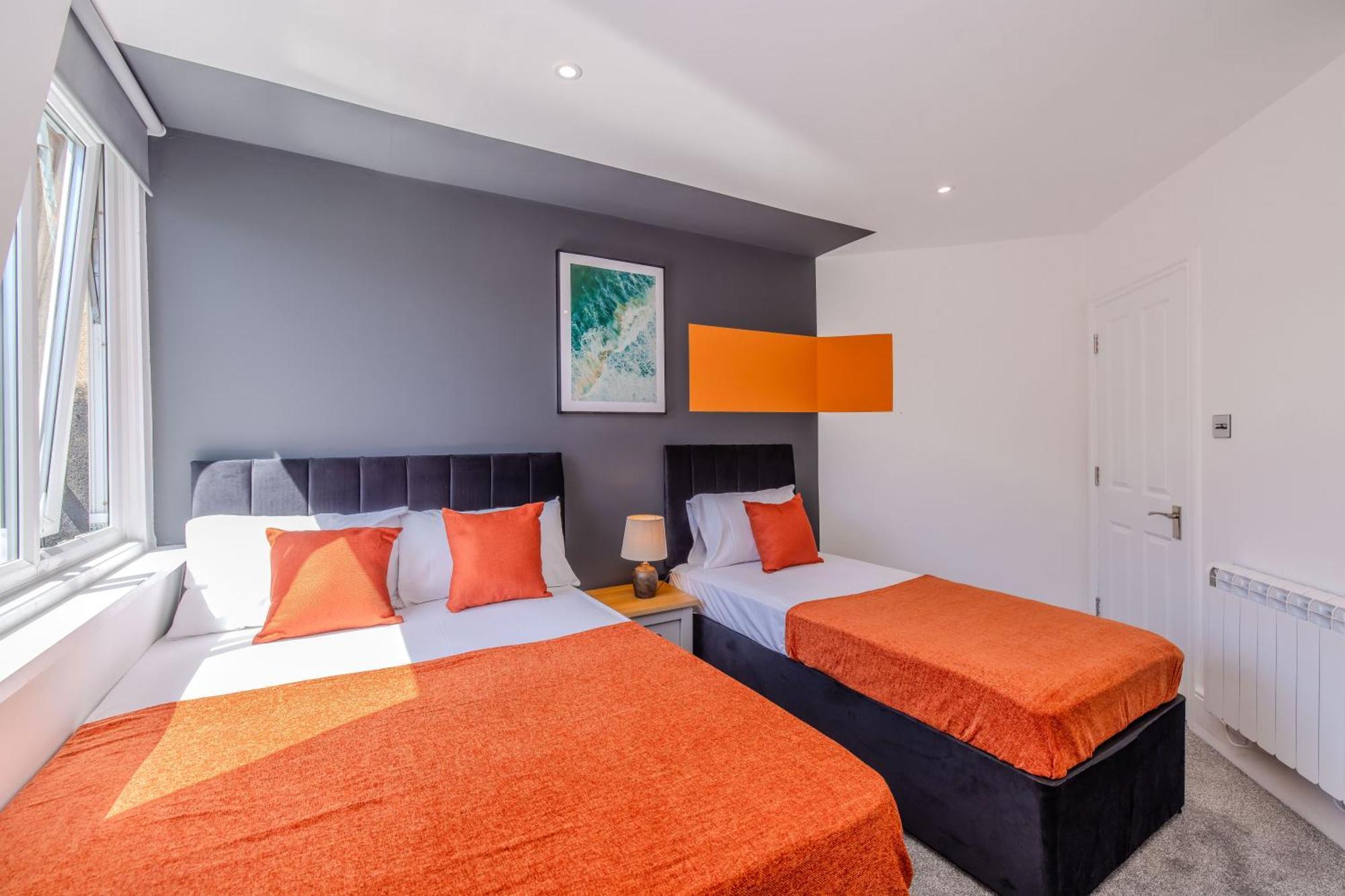 Amazing 3 Bedroom Flat I Next To & Shopping Center Apartment