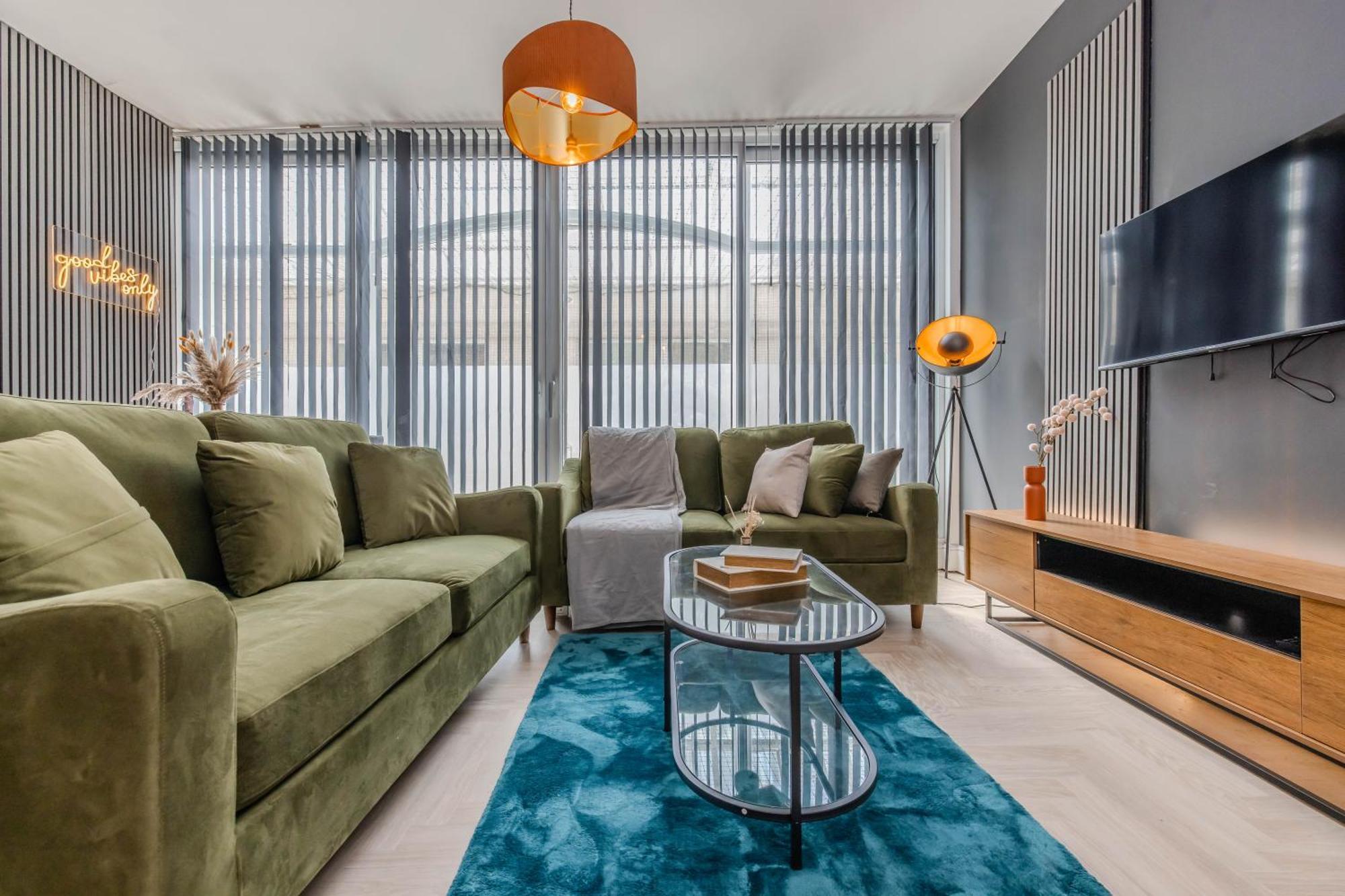 Amazing 3 Bedroom Flat I Next To & Shopping Center Apartment Brighton