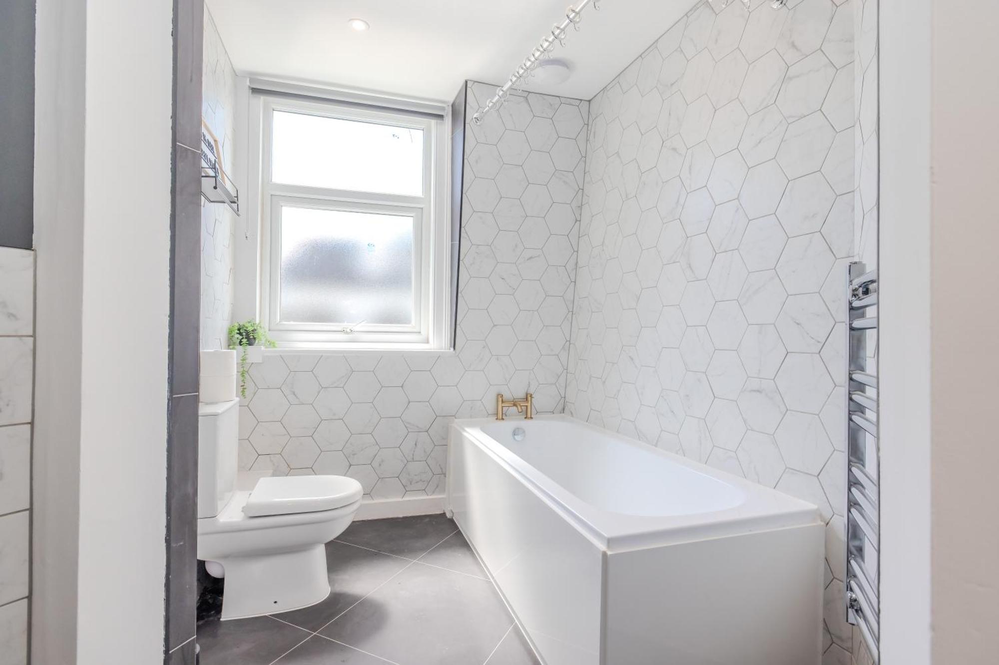 Amazing 3 Bedroom Flat I Next To & Shopping Center Apartment