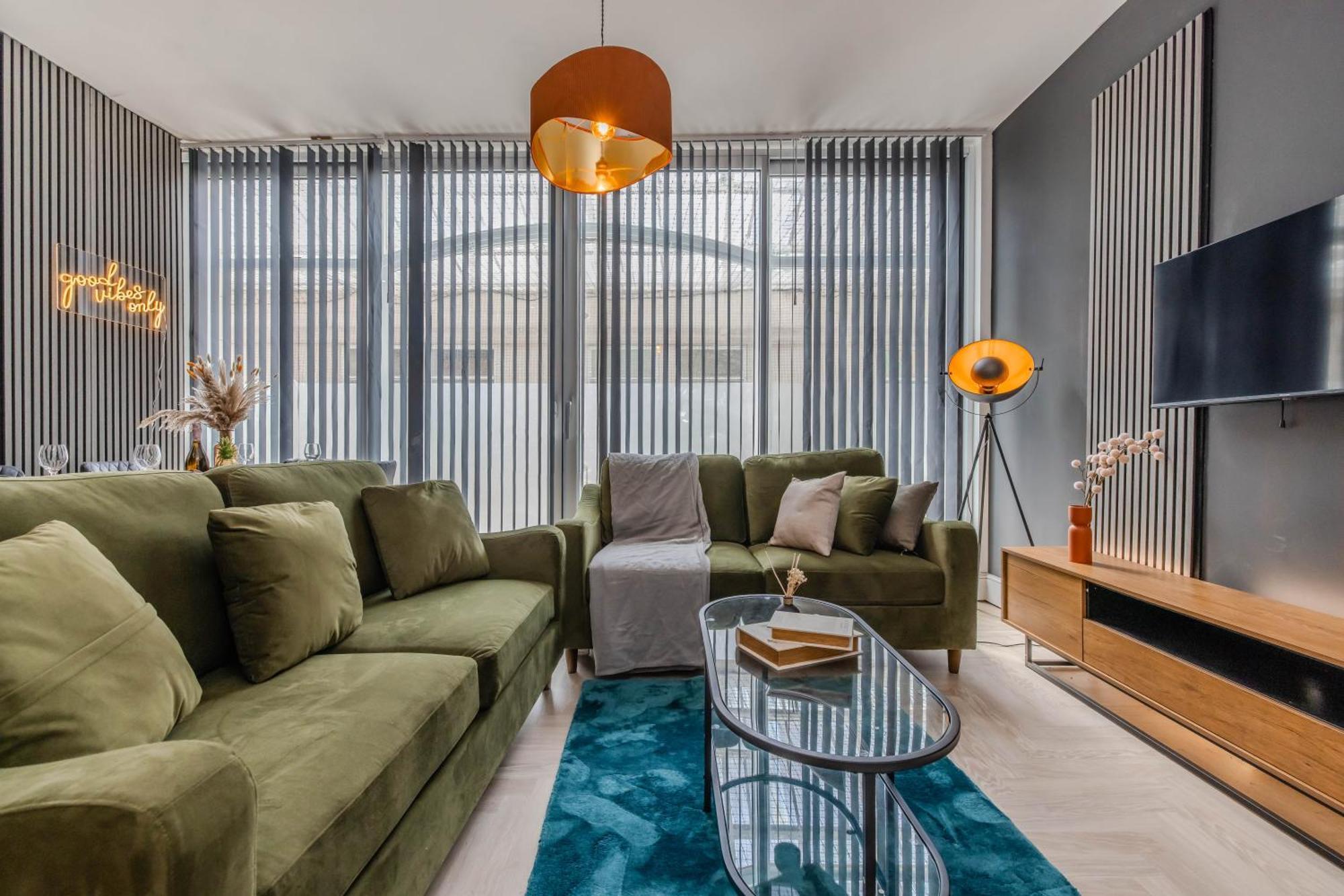 Amazing 3 Bedroom Flat I Next To & Shopping Center * Brighton